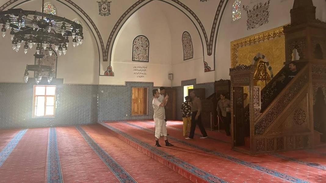 Tarihi camide tartışma yaratan görüntüler: Uyarılar da personel de yetersiz kaldı 6